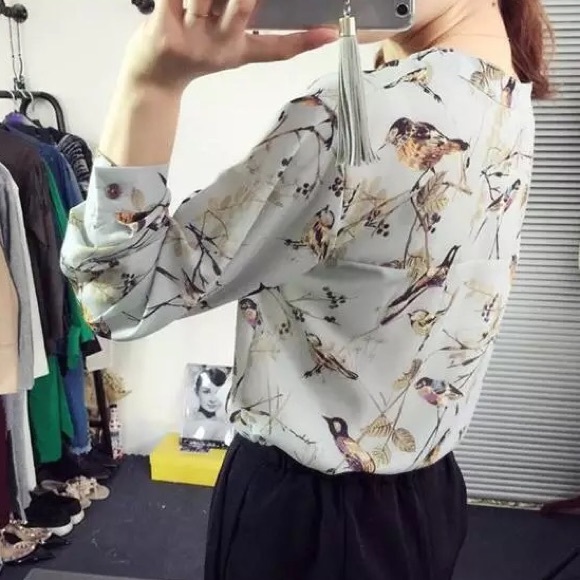 🚨SALE🚨🌙🐦silky little bird blouse 🐦🌙 - Picture 2 of 4