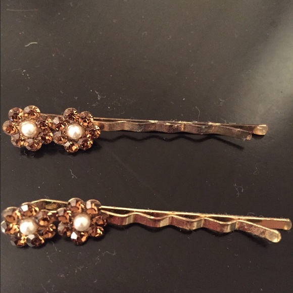 2 gold-plated floral gemstone hair pins