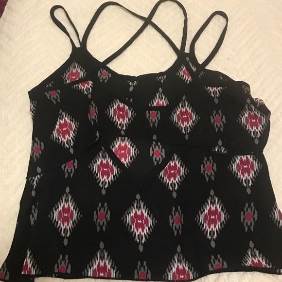 Adorable crisscrossing top - Picture 2 of 3