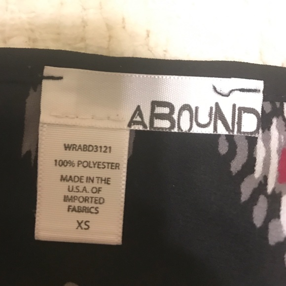 Adorable crisscrossing top - Picture 3 of 3