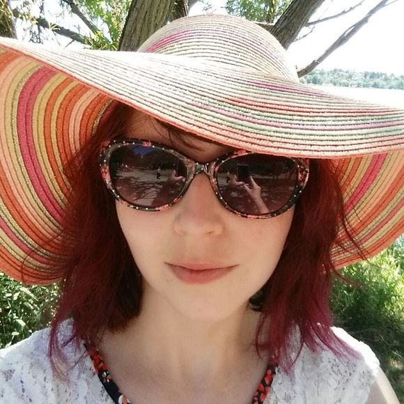 Meet your Posher, Beth - Picture 1 of 1