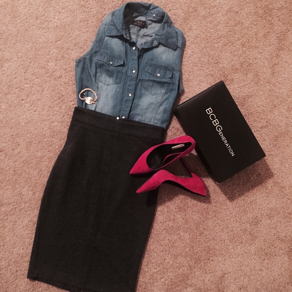 🎉HP🎉BCBG Suede Fuchsia Pumps - Picture 4 of 4