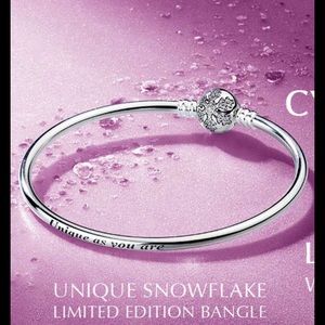 NEW - Pandora Limited Edition Snowflake Bangle