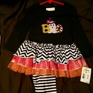 Bonnie Baby Halloween shirt and leggings.
