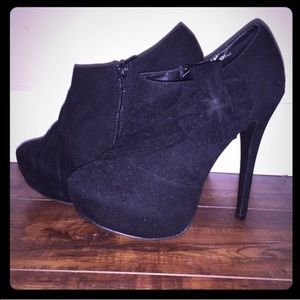 Re-Posh Velvet Black Booties