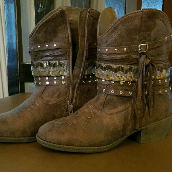 Justice girls size 4 distressed boots.