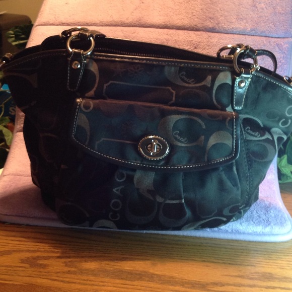 Coach Handbag/snap front Pocket/slip back pocket