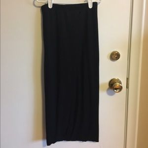 Midi fitted black skirt
