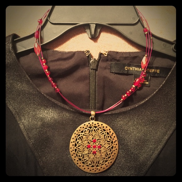 Medallion pendant necklace with red stones