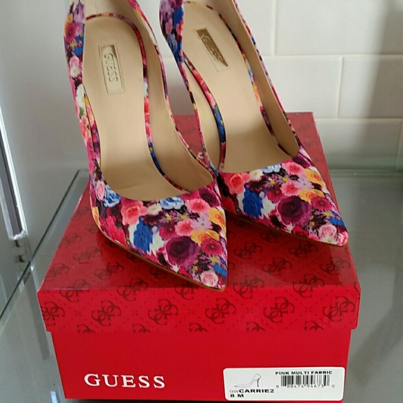 Guess carrier pumps size 8