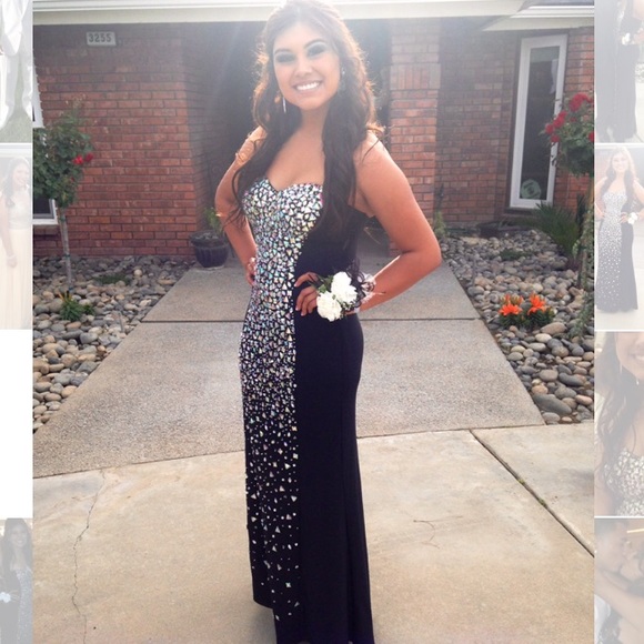 Beautiful dress 👗 no offers on this item🙁 - Picture 2 of 4