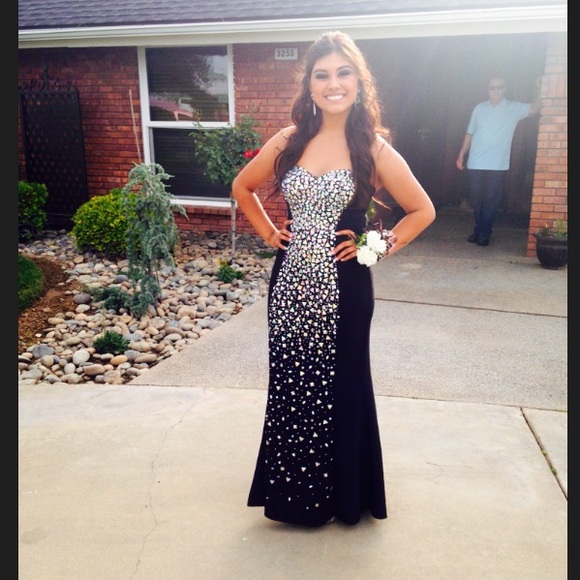 Beautiful dress 👗 no offers on this item🙁 - Picture 3 of 4