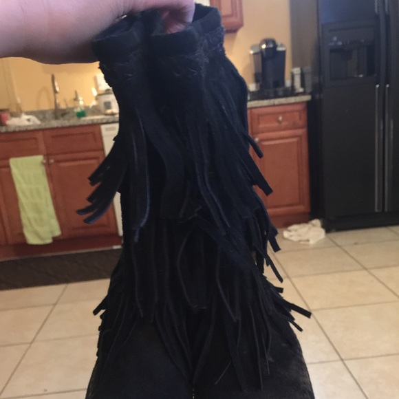 Black Minnetonka Fringe boots - Picture 2 of 4