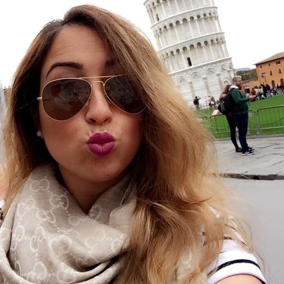 Meet your Posher, Petroula