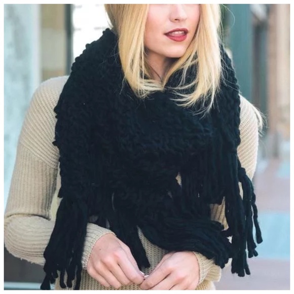 Black Chunky Triangle Scarf - Picture 2 of 4