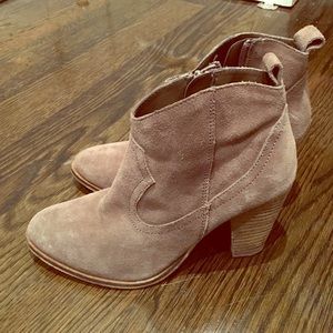 Steve Madden taupe suede heeled booties, sz 7