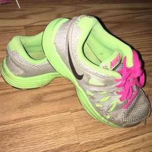Nike girls tennis shoes