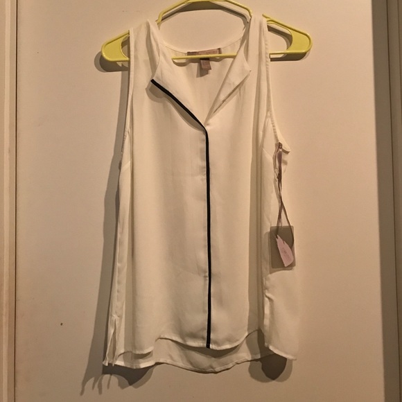 Forever 21 Tops - Chic white blouse with black trim