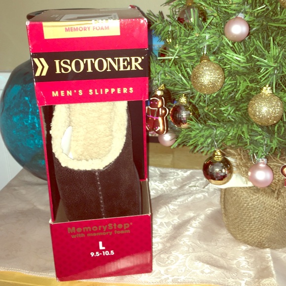 NWT isotoner men's slippers 🎄