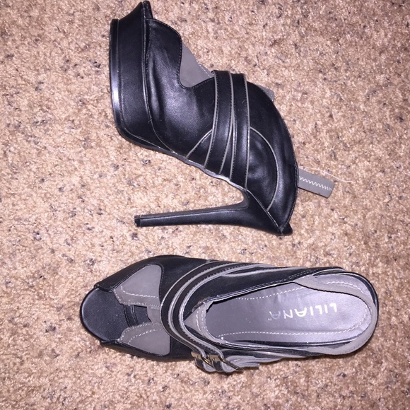 🚫SOLD🚫 Black open toed heels