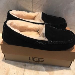 UGG Woman's Ainsley slippers. Black. Size 7