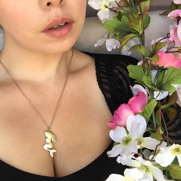 CLEARANCE LAST Mermaid Pendant Necklace & Earrings - Picture 3 of 6