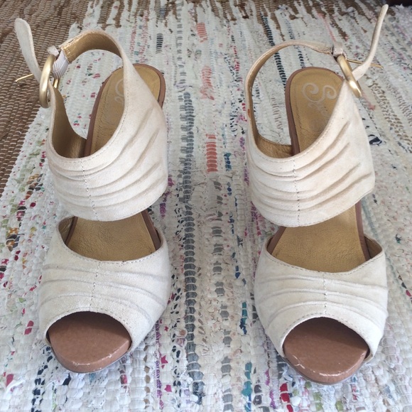 Seychelles tan Suede heels!