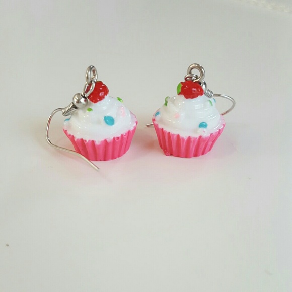 Strawberry Cupcake Jewlery Set - Picture 3 of 4