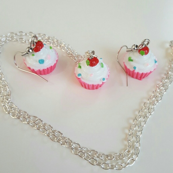 Strawberry Cupcake Jewlery Set - Picture 4 of 4
