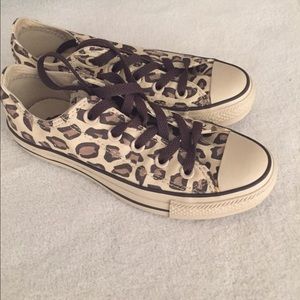 Converse- leopard print