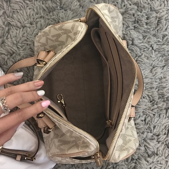 Michael Kors Satchel. - Picture 3 of 4