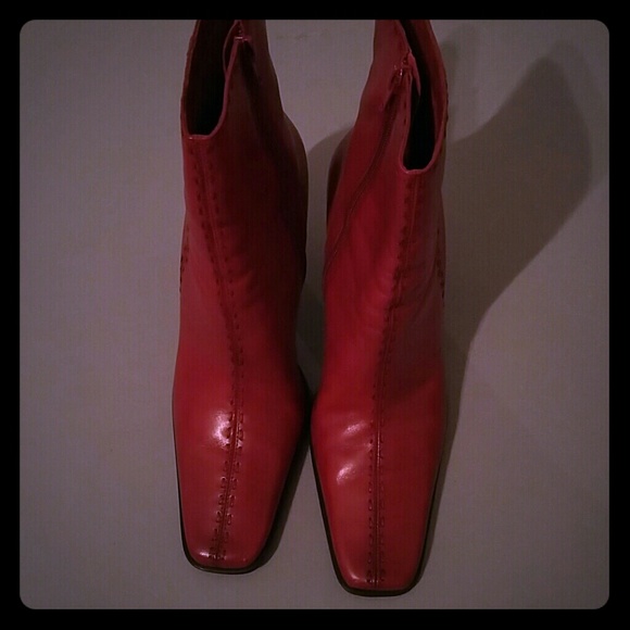 Sharp nice looking mid low cut.