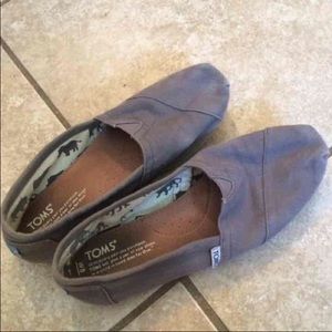 Gray toms