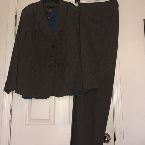Brown/turquoise pants suit