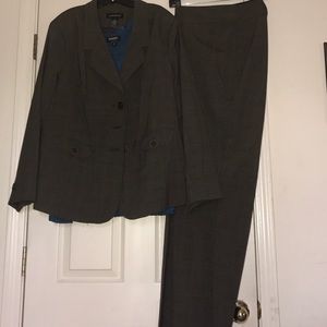 Brown/turquoise pants suit