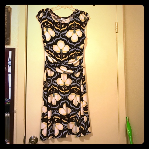 Pretty summer dress, great for Easter, size M.