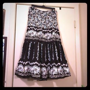 Beautiful skirt with lots of fun detail! Size M.