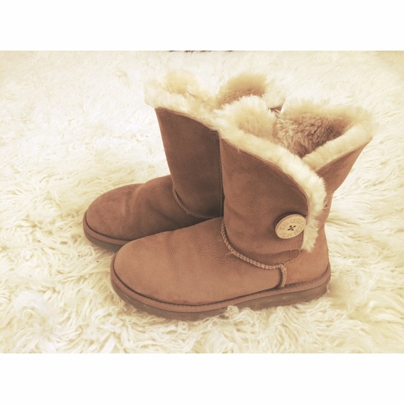 UGG Short Bailey Button Boot