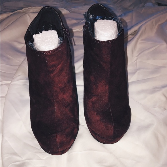 Cute burgandy suade wedges!