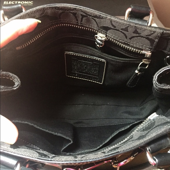 Black Coach hand bag - Picture 2 of 7