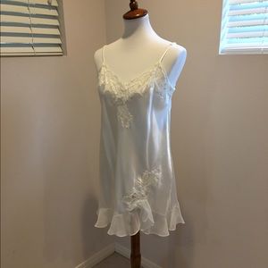 NWOT Oscar de la Renta Negligé and Robe