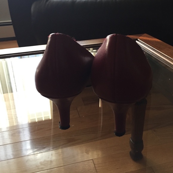 Red pointy heel show - Picture 2 of 2