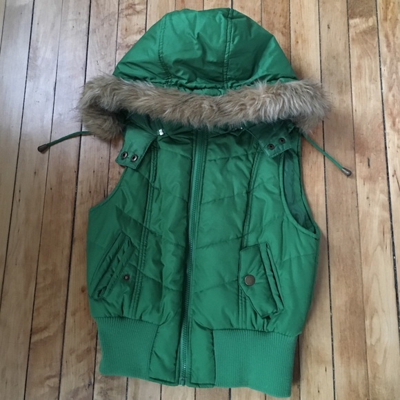 Fashion green vest with faux fur hood