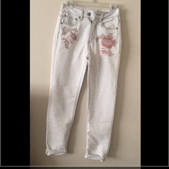 Super cute high wasted boyfriend jeans :)