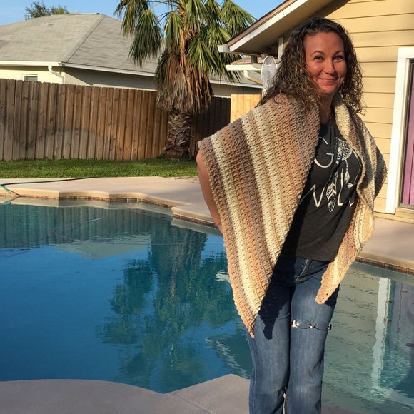 HANDMADE Crocheted Shawl. - Picture 1 of 4
