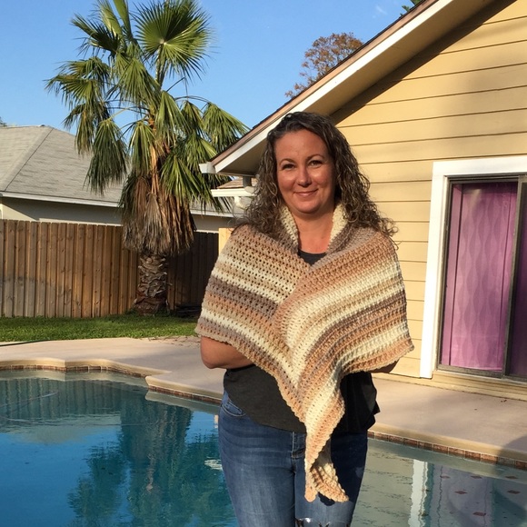 HANDMADE Crocheted Shawl. - Picture 4 of 4