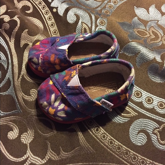 Baby Girl Toms sz 3