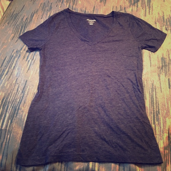 V-Neck navy t-shirt
