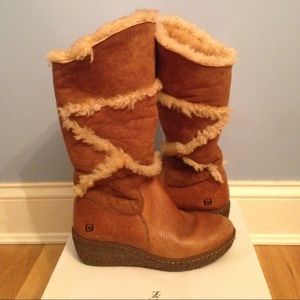 Fashionable, wedged winter boots. Gently used