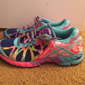 Asics Gel Noosha Tri 9's. girls size 6.5.